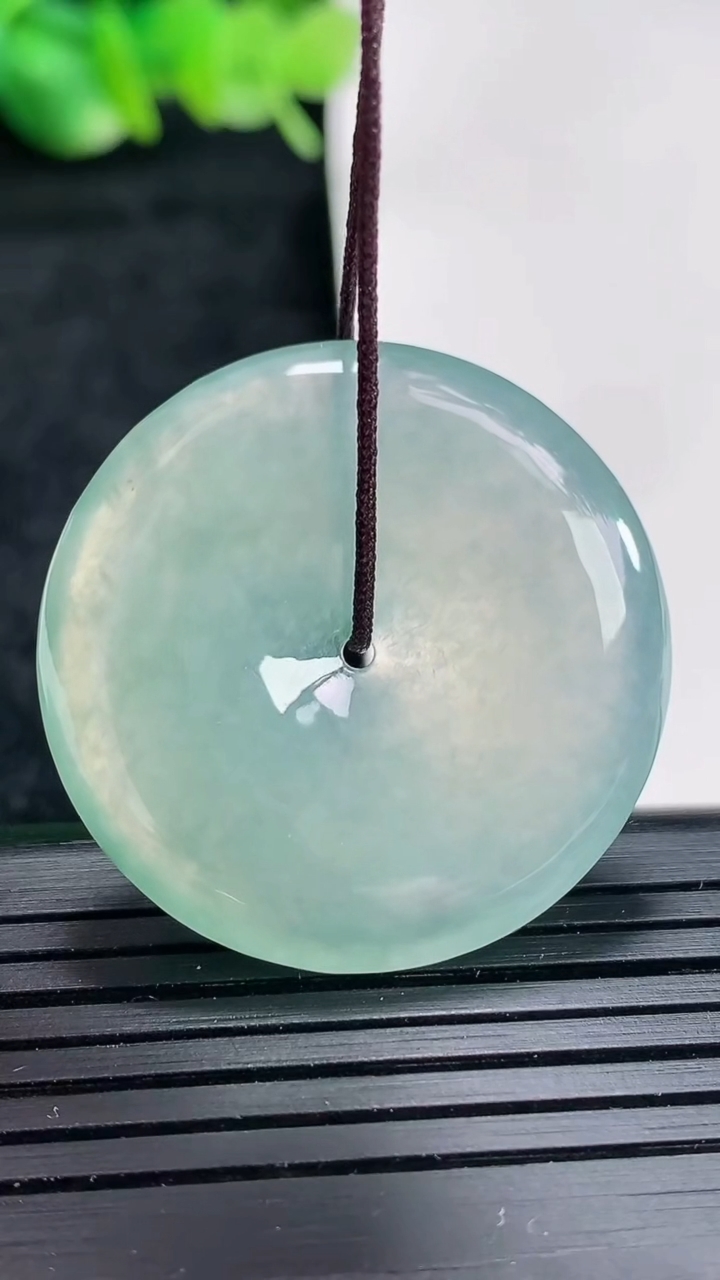 天然A货翡翠飘花平安扣吊坠尺寸32-5.2重量:11.38g
4月17日