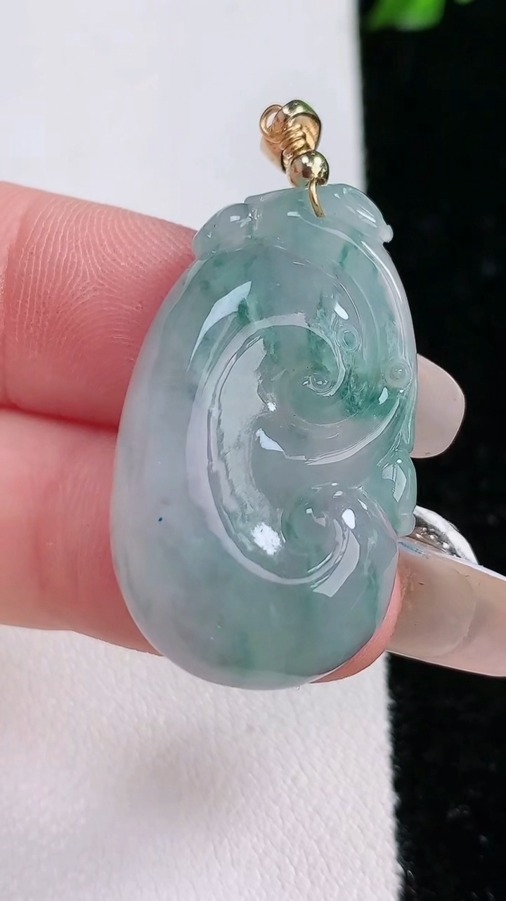 天然A货翡翠飘花如意吊坠，尺寸32.5-19.6-6.6，重:8.15g
4月17日