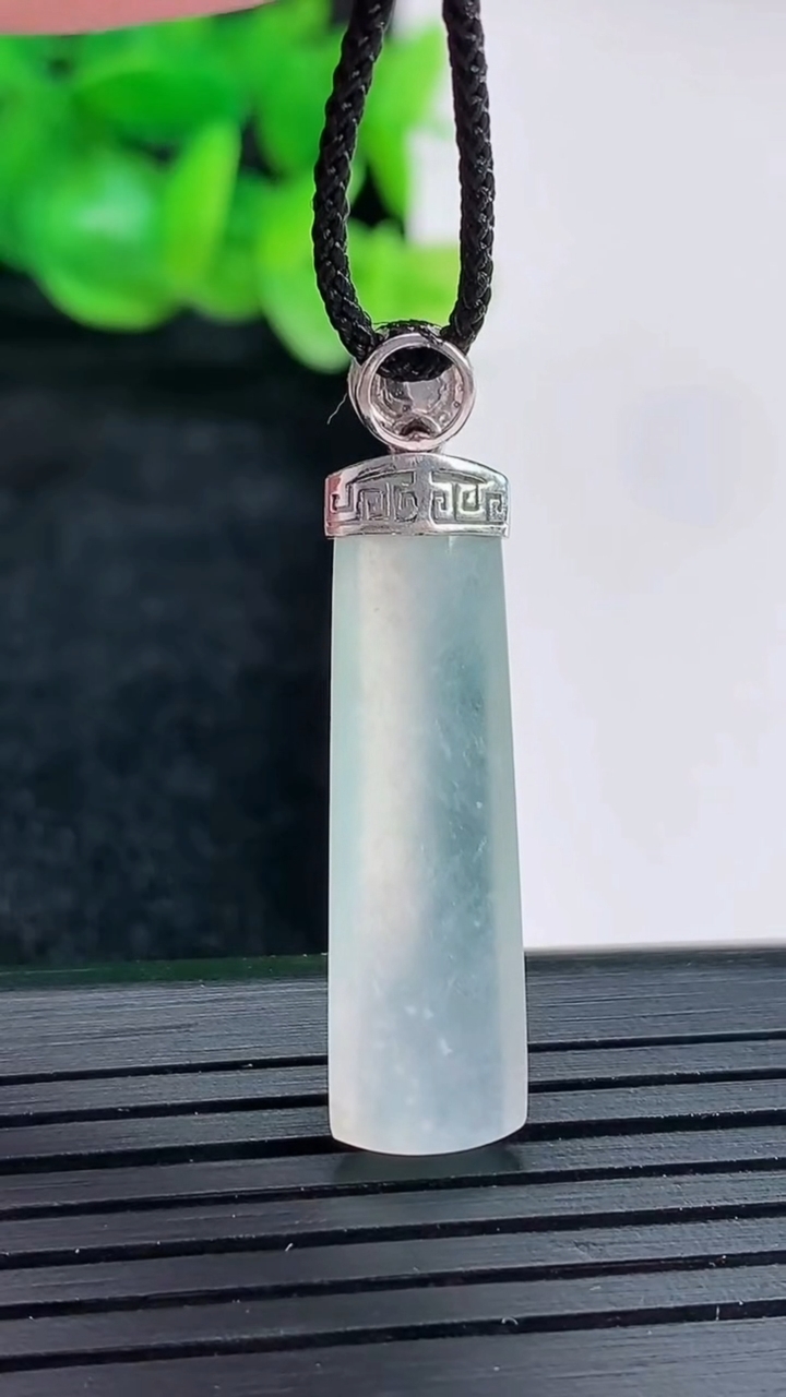 天然A货翡翠种白冰平安柱吊坠尺寸30-8.6-4重量:3.37g
4月17日