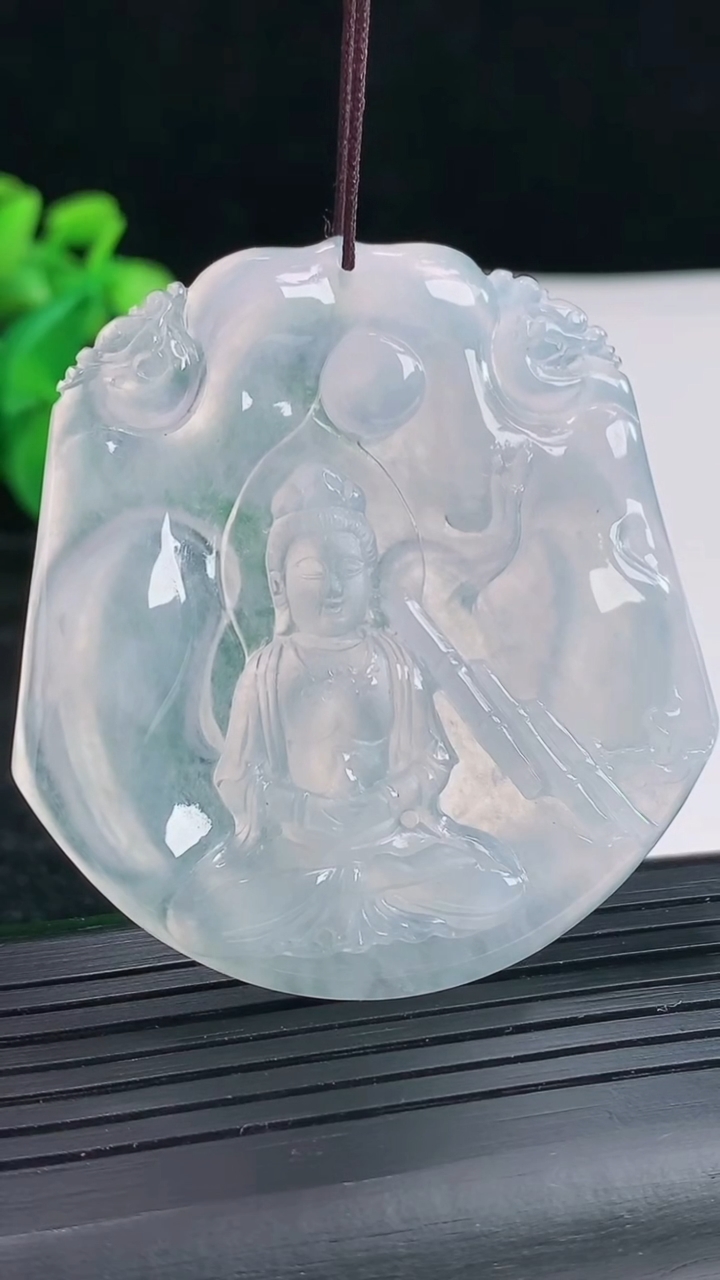 天然A货翡翠种白冰观音菩萨吊坠尺寸53-50-5.2重量:26.32g
4月17日