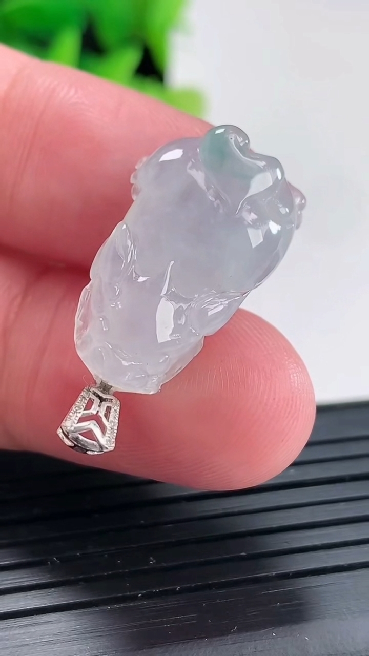 天然A货翡翠种飘花貔貅吊坠尺寸23.5-13.6-5.5重量:3.77g
4月17日