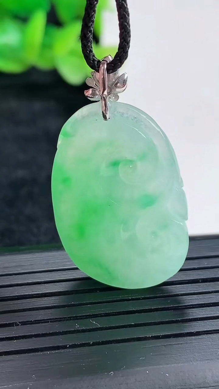 天然A货翡翠如意吊坠尺寸28.5-20-6重量:7.32g
4月17日