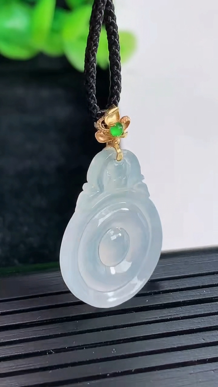 天然A货翡翠种白冰福贝吊坠尺寸23-17-2.5重量:1.76g
4月17日
