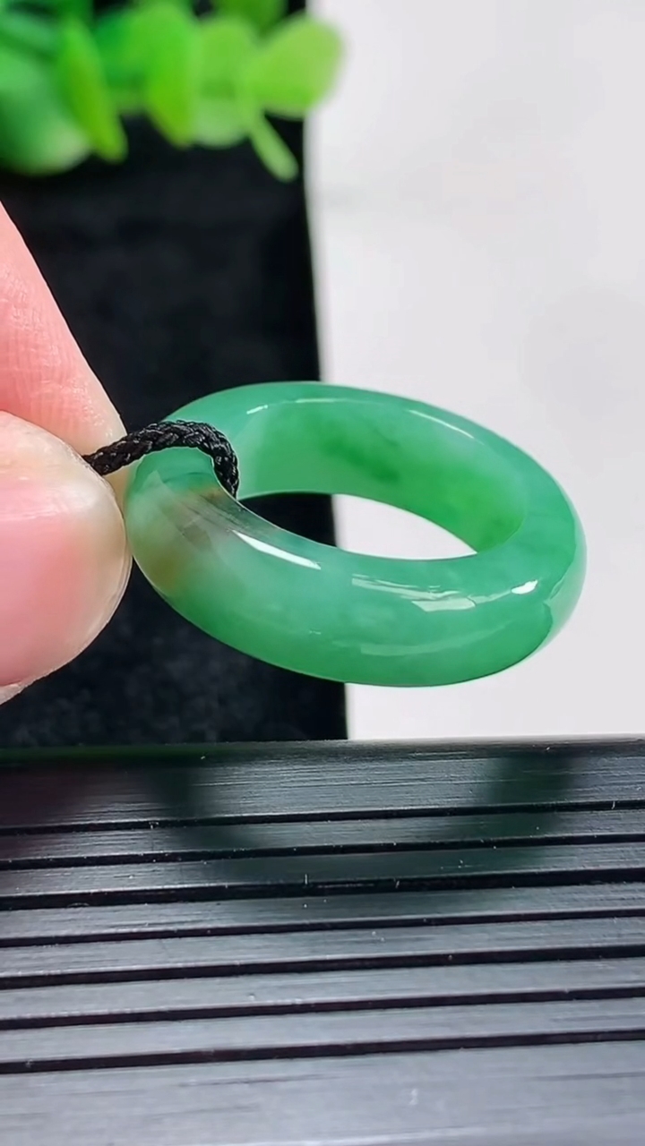 天然A货翡翠玉指环戒指尺寸17.2-6.6-4.2重量:5.39g2026年4月17日
工厂直销收藏佳品,种好水足，色泽均匀，有种有色，上手高大气！