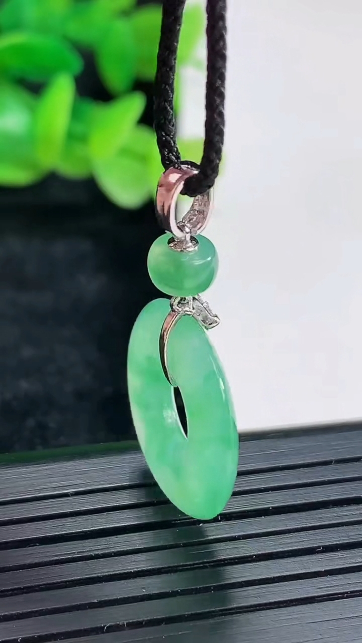 天然A货翡翠平安环吊坠尺寸19.5-3.3重量:3.14g
4月17日