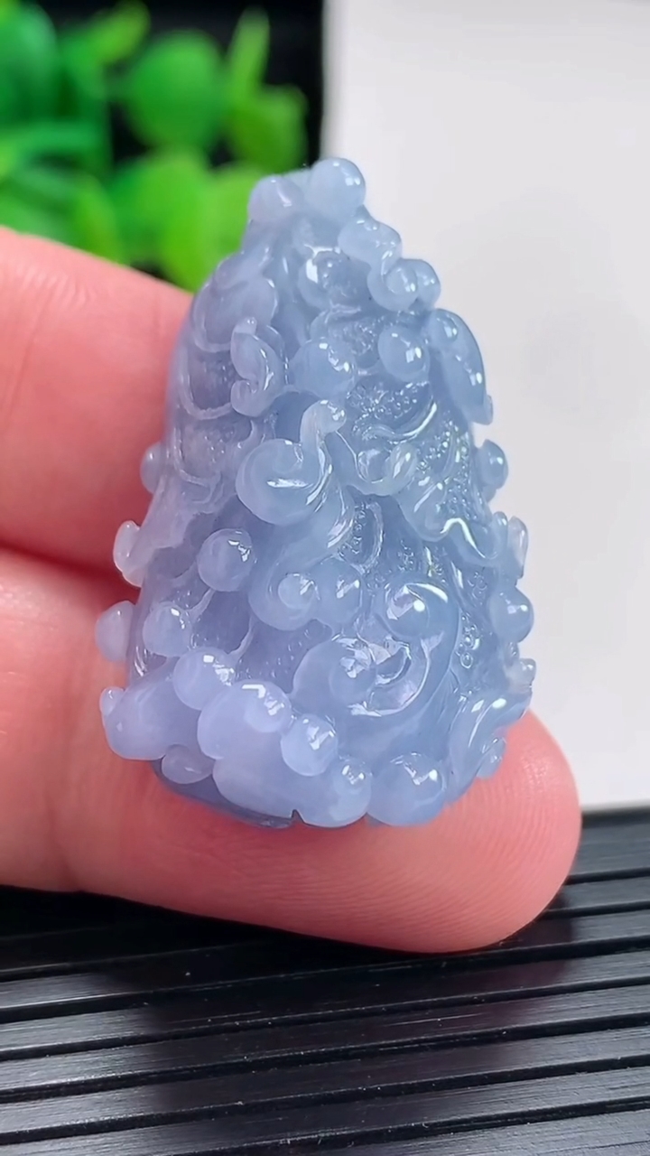 天然A货翡翠紫罗兰白菜吊坠尺寸35.5-22.5-13重量:14.09g
4月17日