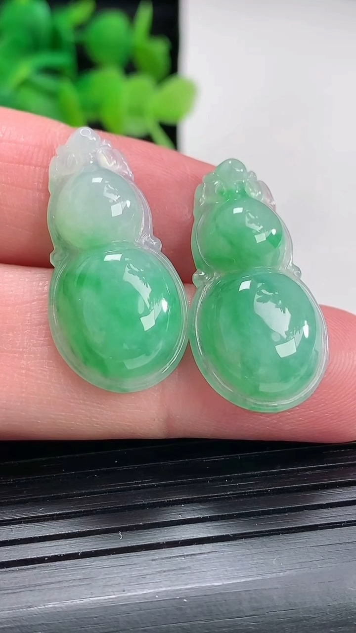 天然A货翡翠葫芦吊坠一对尺寸29-15-5.2重量:6.89g
4月17日