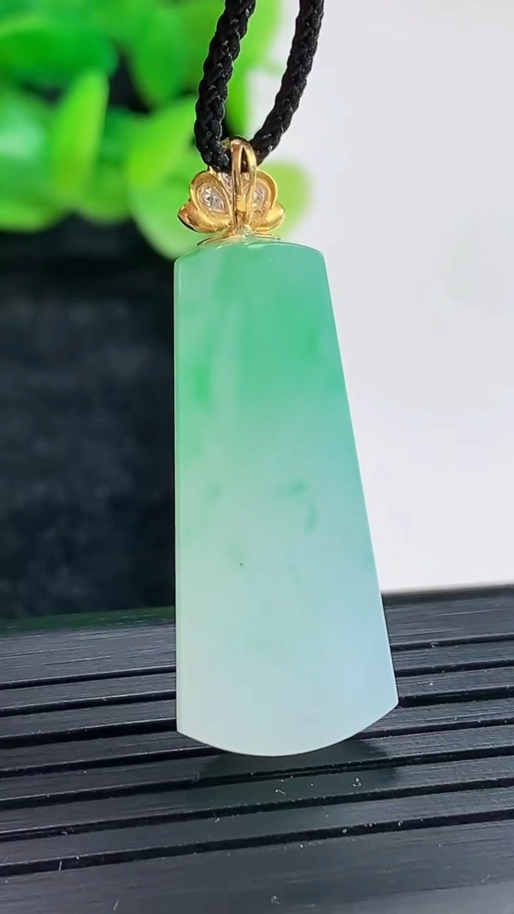 天然A货翡翠平安柱吊坠尺寸32-13.6-6.2重量:5.81g
4月17日