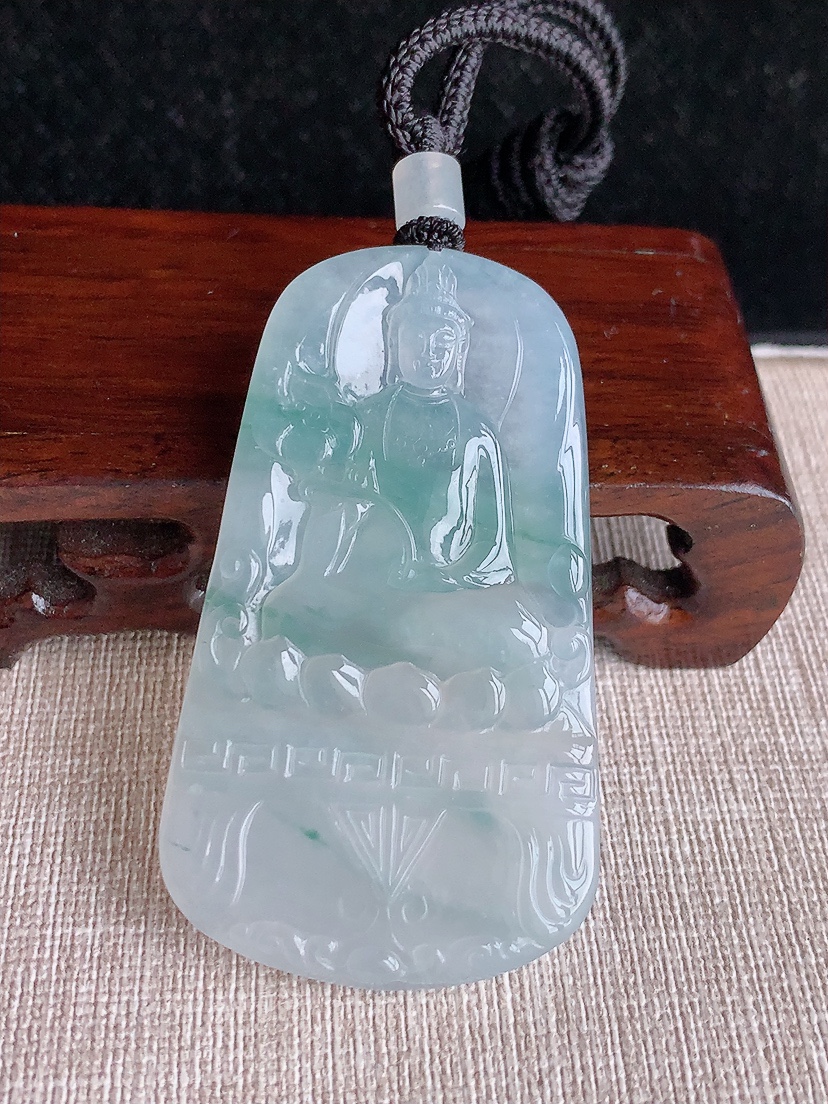 天然A货翡翠飘花大势至菩萨吊坠 
尺寸61.4-35.5-5.2mm 重量32.20g 0415