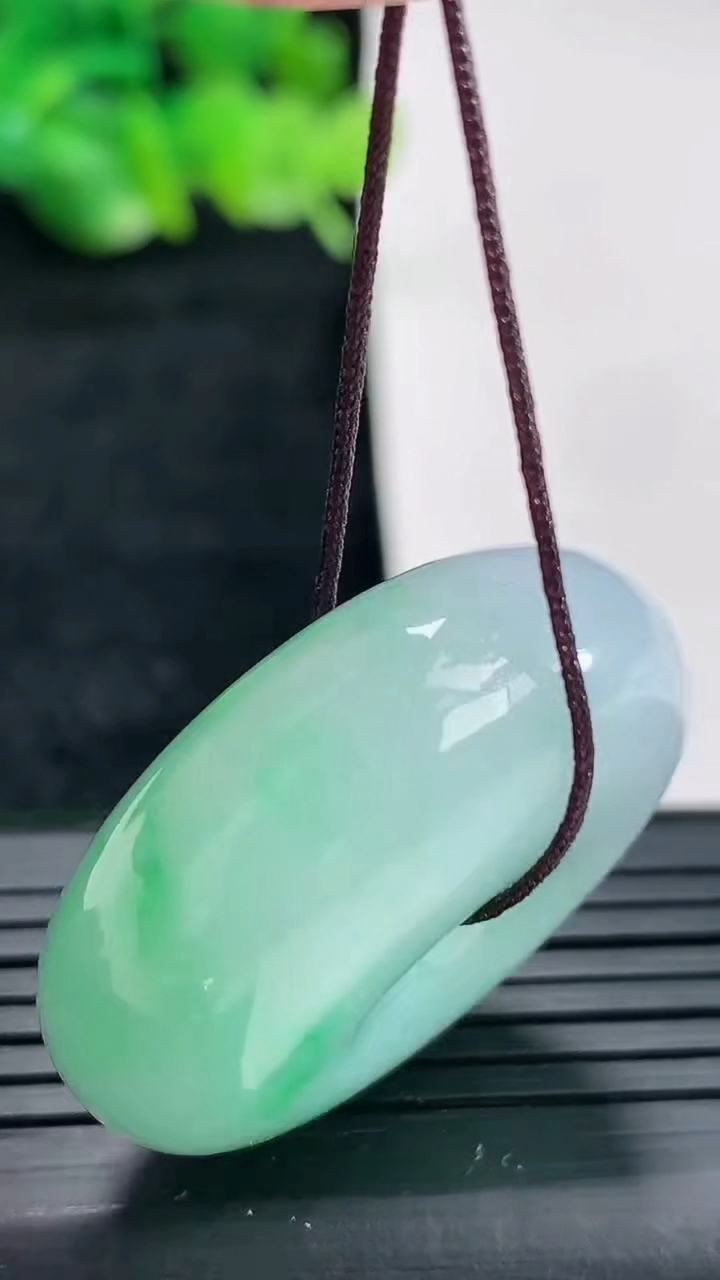 天然A货翡翠平安扣吊坠尺寸33-12.5重量:29.43g
4月17日