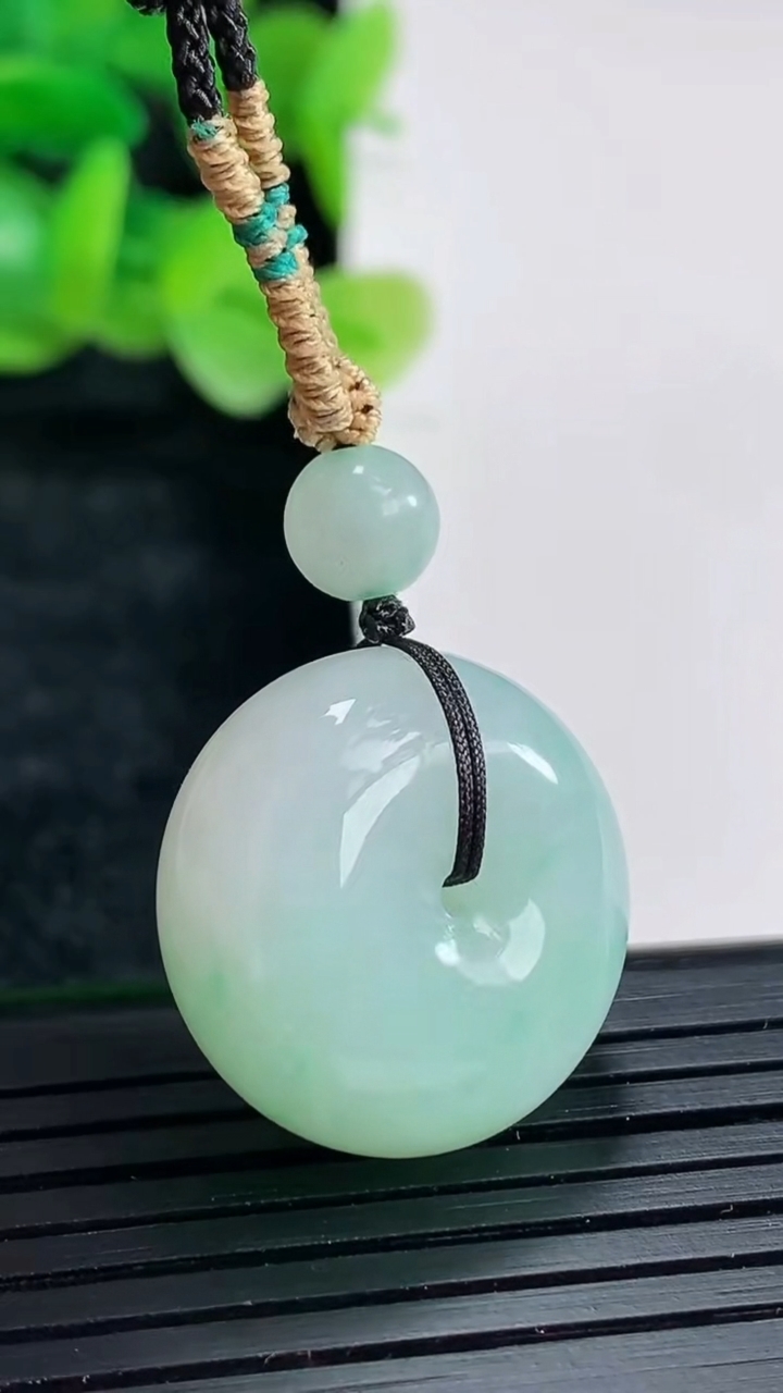 天然A货翡翠路路通吊坠尺寸21-11.8重量:12.09g
4月17日