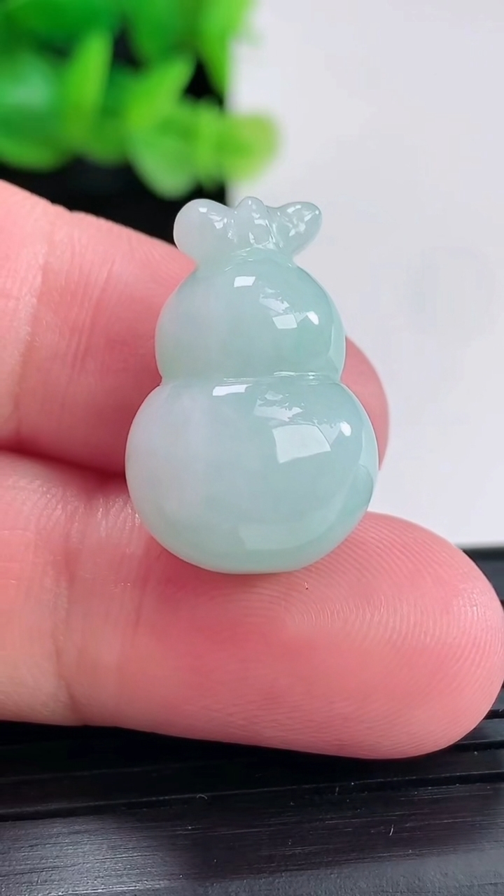 天然A货翡翠葫芦吊坠尺寸23-15-12.8重量:6.96g
4月17日