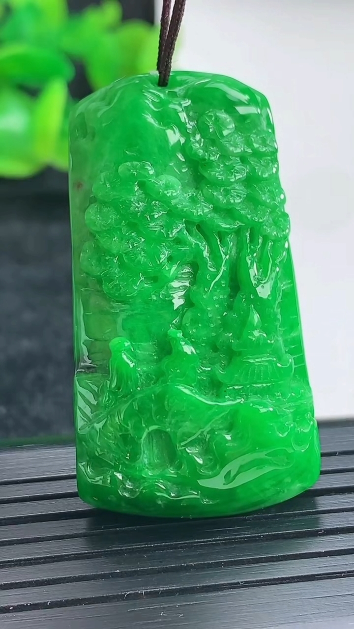 天然A货翡翠山水牌吊坠尺寸43-23.6-10重量:20.25g
4月17日