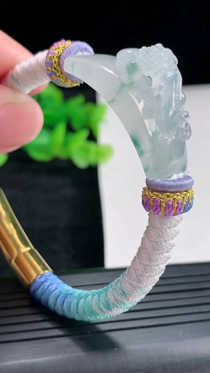 天然A货翡翠飘花貔貅手牌吊坠尺寸32.5-11-14.6重量:18.52g
4月17日