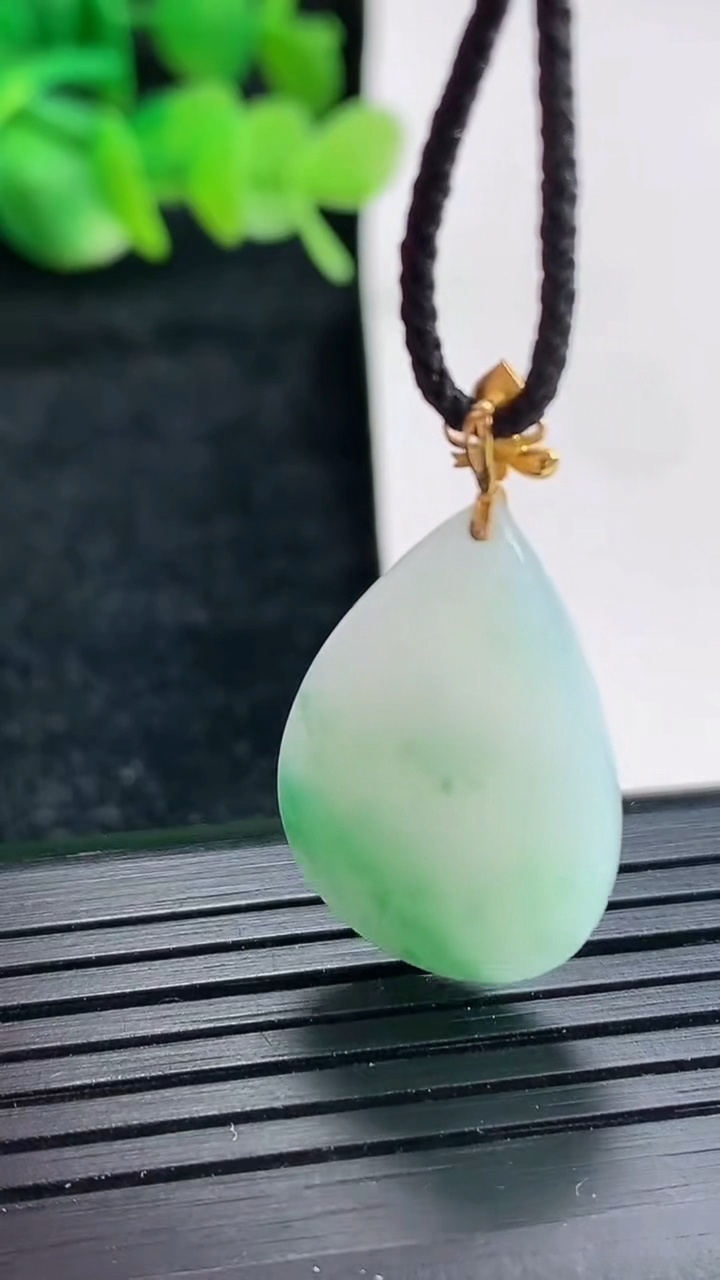 天然A货翡翠水滴吊坠尺寸25.5-16.5-6.2重量:4.96g
4月17日