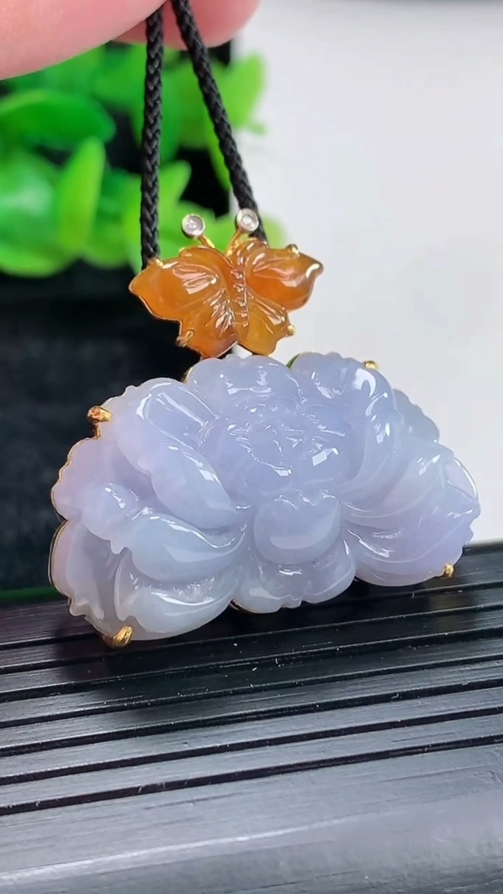 天然A货翡翠18k金紫罗兰和和美美 荷花吊坠尺寸31-33.5-10.8，裸石19-33重量:12.96g
4月17日