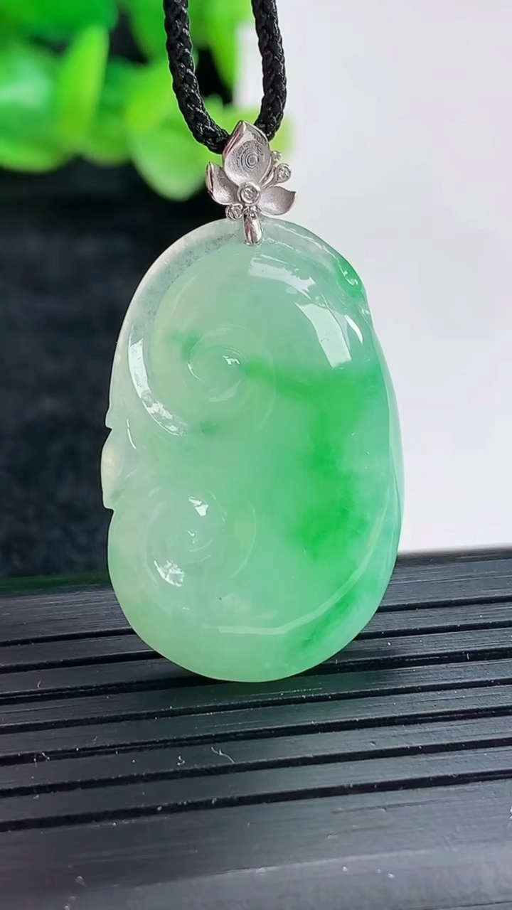 天然A货翡翠如意吊坠尺寸28.5-20-6重量:7.32g
4月17日