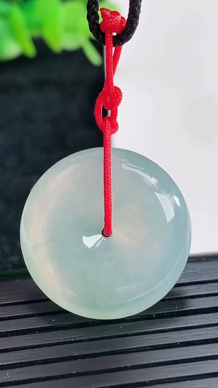 天然A货翡翠飘花平安扣吊坠尺寸23.6-6重量:6.80g
4月17日