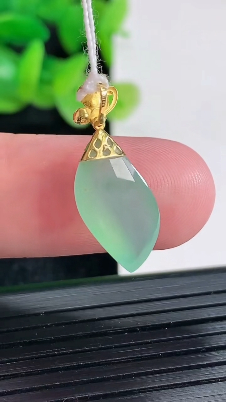 天然A货翡翠随形吊坠尺寸17.5-9.5-4.5重量:1.28g
4月17日