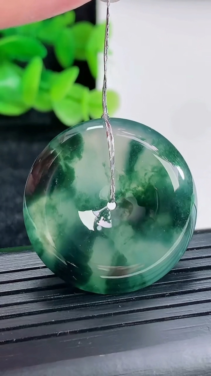 天然A货翡翠种飘花平安扣吊坠尺寸30.5-6.5重量:12.25g
4月17日