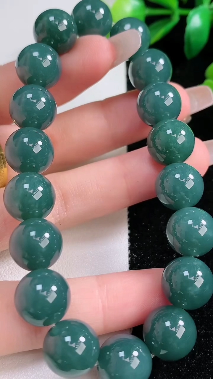 天然A货翡翠圆珠手串，尺寸11.8-18颗，重:50.08g4月17日
工厂直销收藏佳品,种好水足，