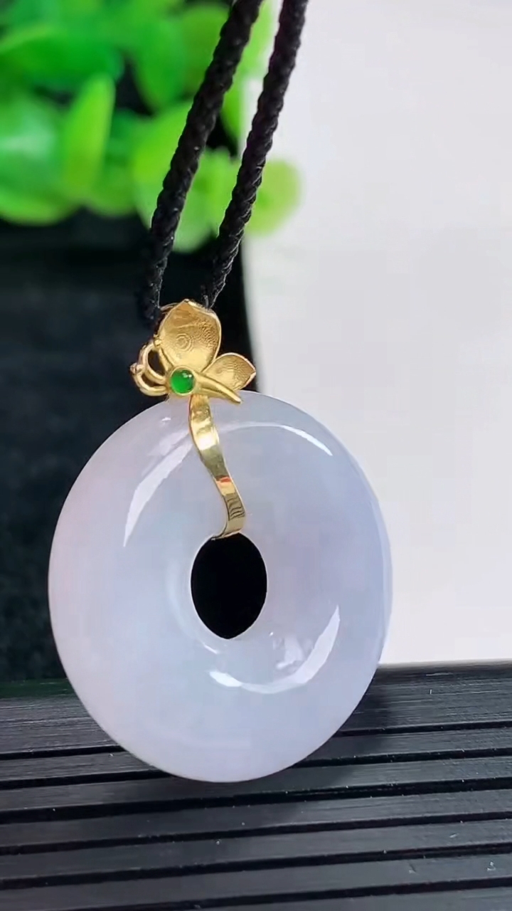 天然A货翡翠18k金紫罗兰平安环吊坠尺寸25-6重量:7.98g
4月17日