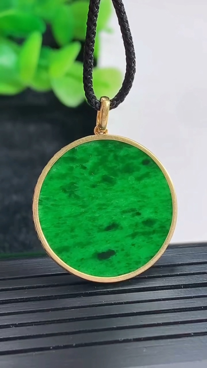 天然A货翡翠无事牌吊坠尺寸30-24-1.2，裸石23重量:2.34g
4月17日