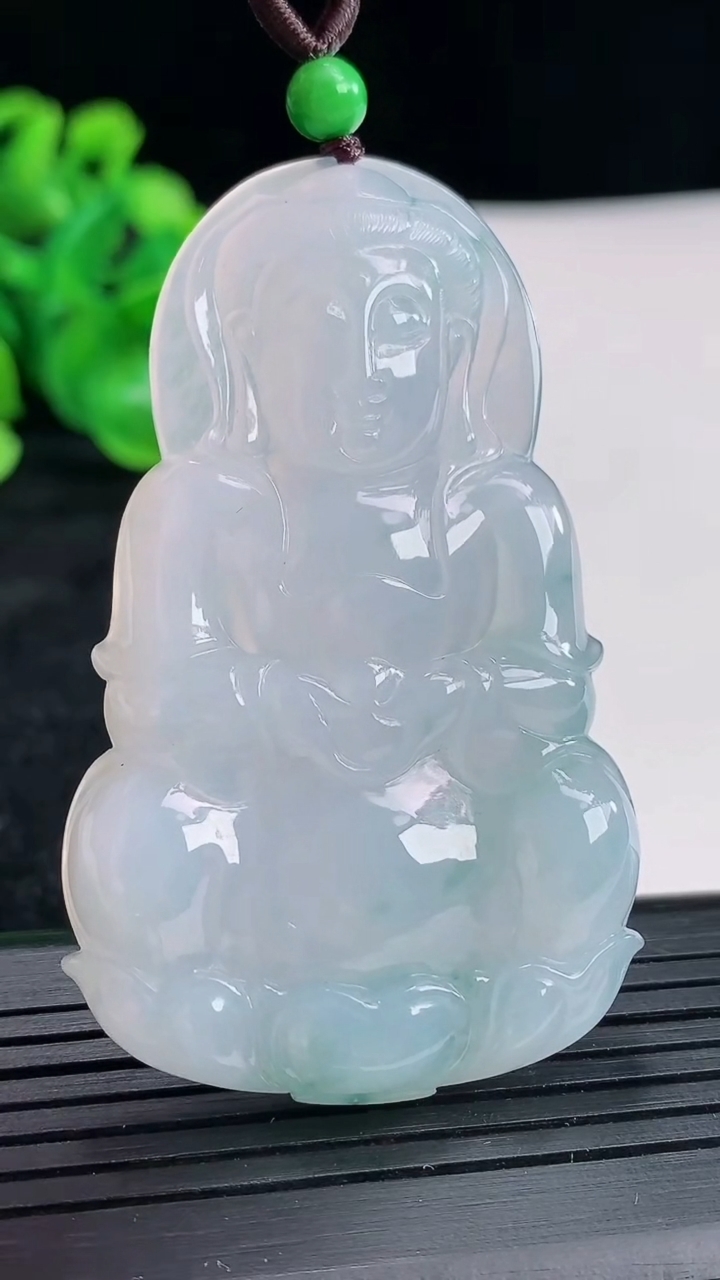 天然A货翡翠飘花正装观音吊坠尺寸58.6-36-6.2重量:21.91g
4月17日