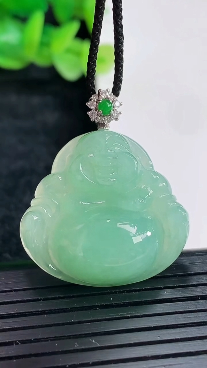 天然A货翡翠佛公吊坠尺寸25-28-8.5重量:9.61g
4月17日