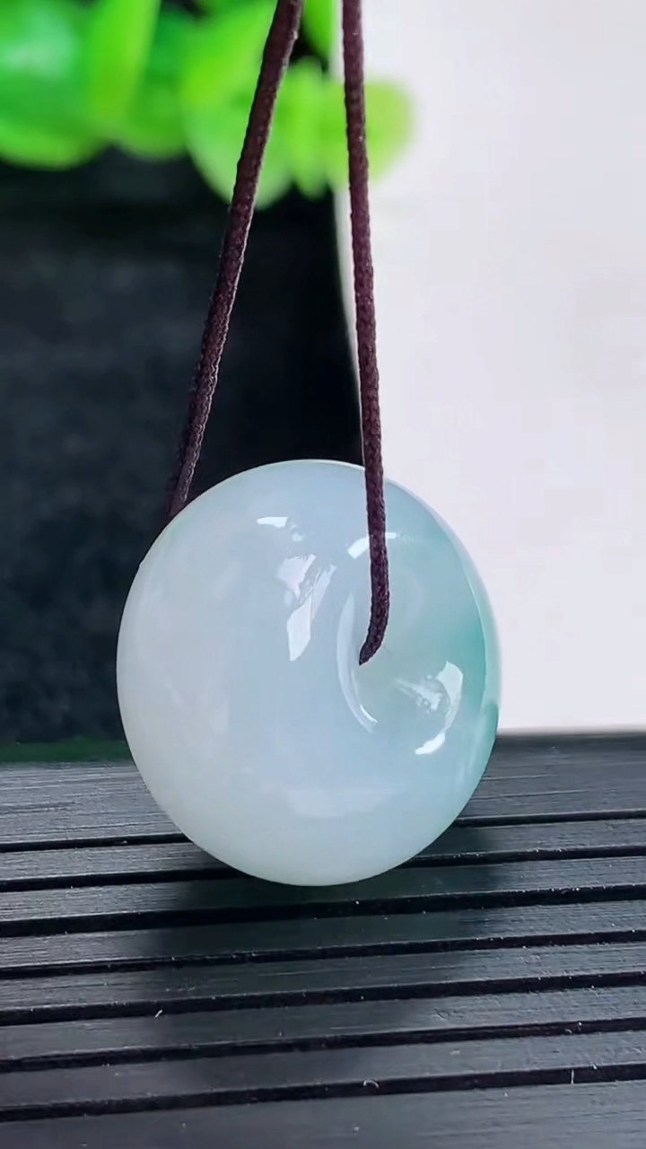 天然A货翡翠飘花路路通吊坠尺寸19.5-11.8重量:9.13g
4月17日