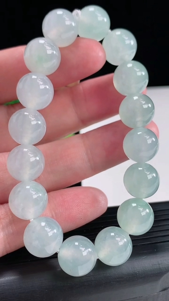 天然A货翡翠种白冰圆珠手串尺寸12-16颗重量:48.65g4月17日
工厂直销收藏佳品,种好水足，色泽均匀，有种有色，上手高大气！