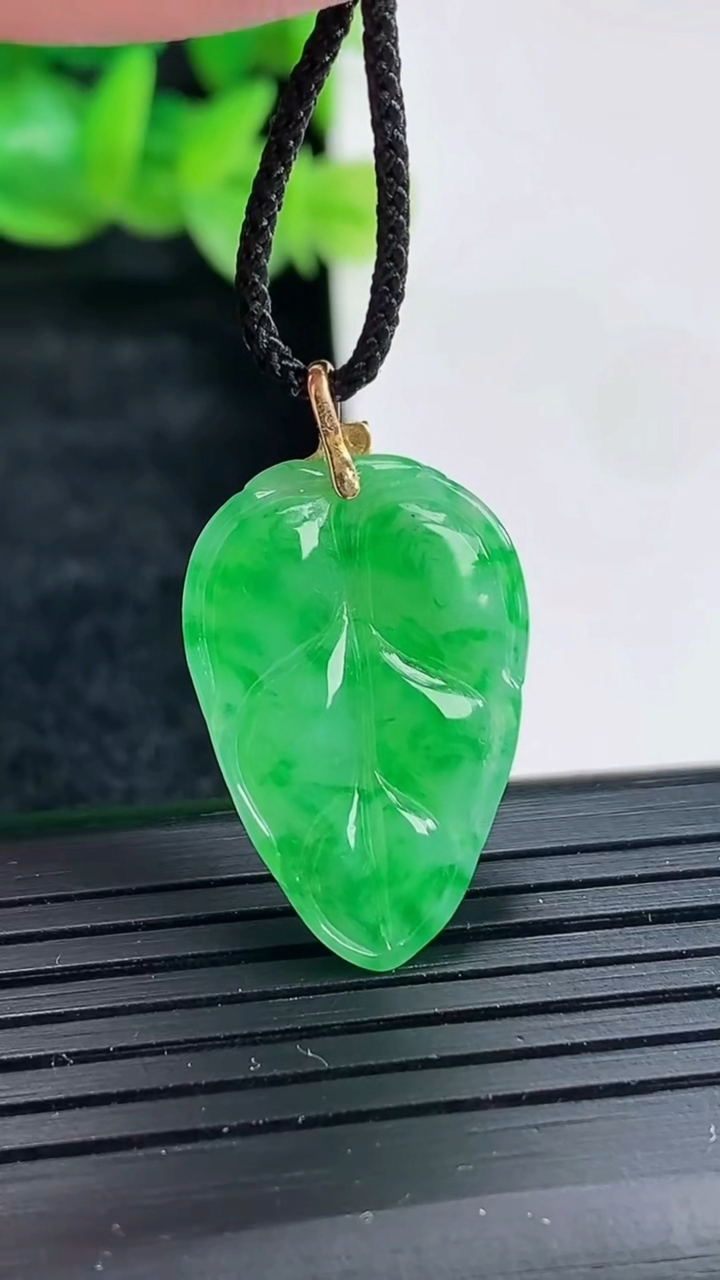天然A货翡翠金枝玉叶 叶子吊坠尺寸22.5-17-2.8重量:2.51g
4月17日