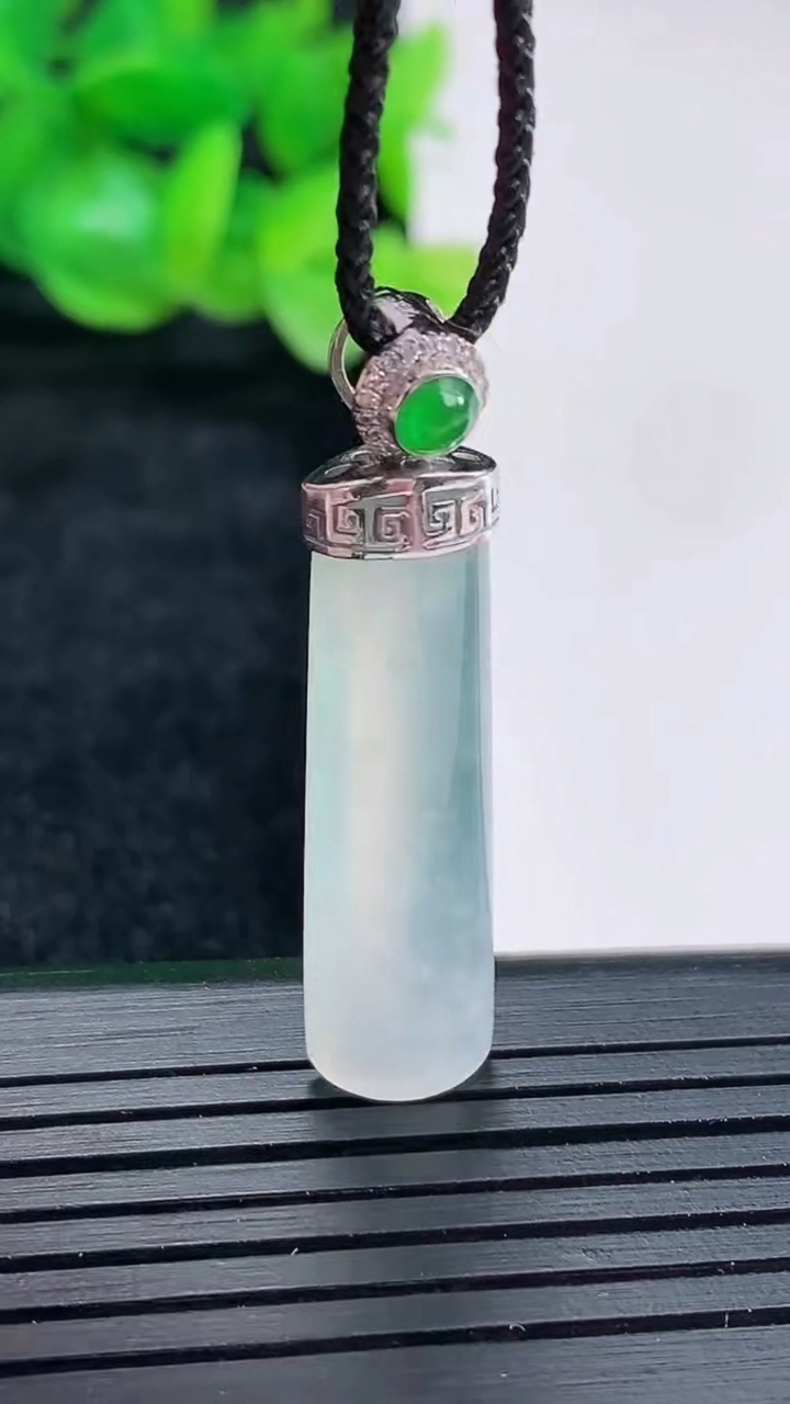 天然A货翡翠种白冰平安柱吊坠尺寸30-8.6-4重量:3.37g
4月17日