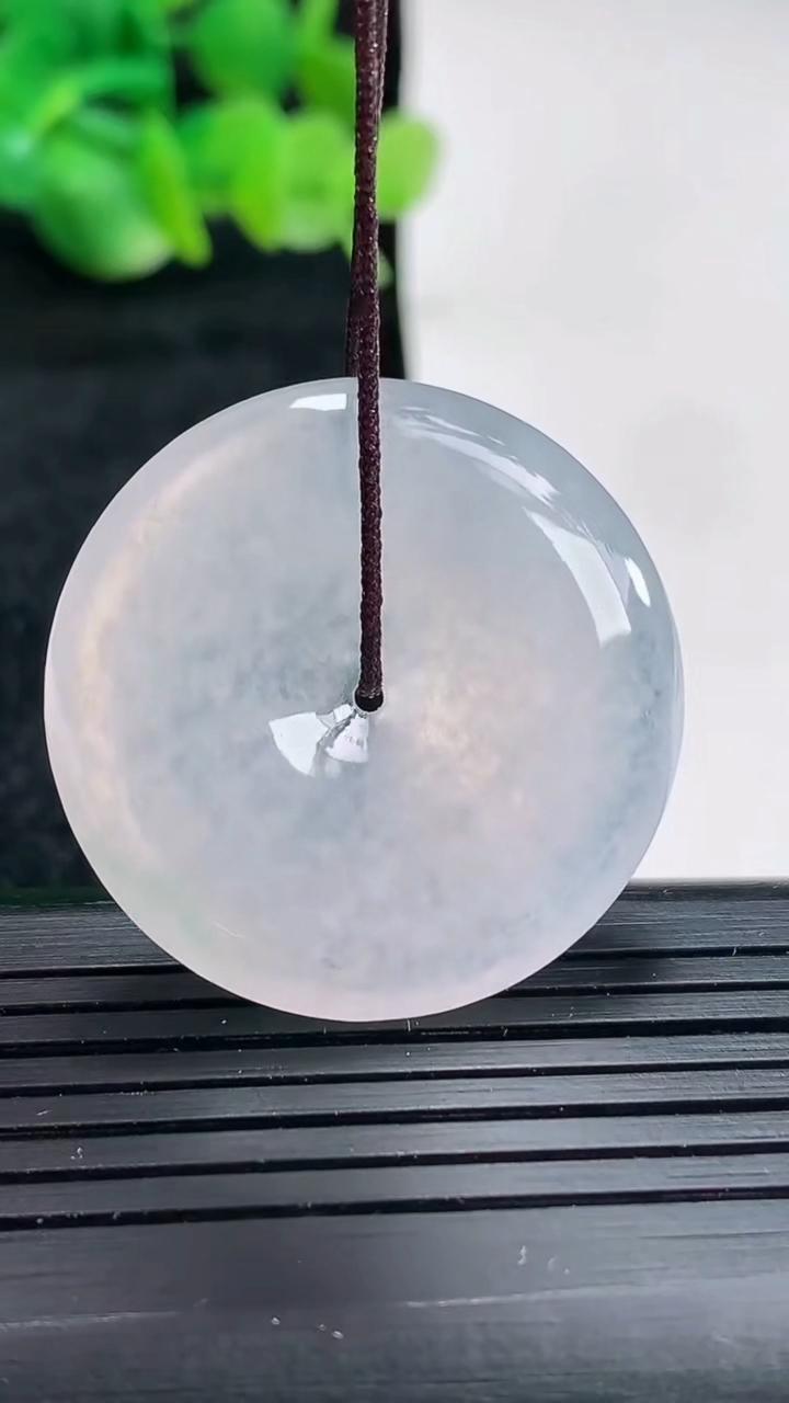 天然A货翡翠平安扣吊坠尺寸32-5.5重量:12.07g
4月17日