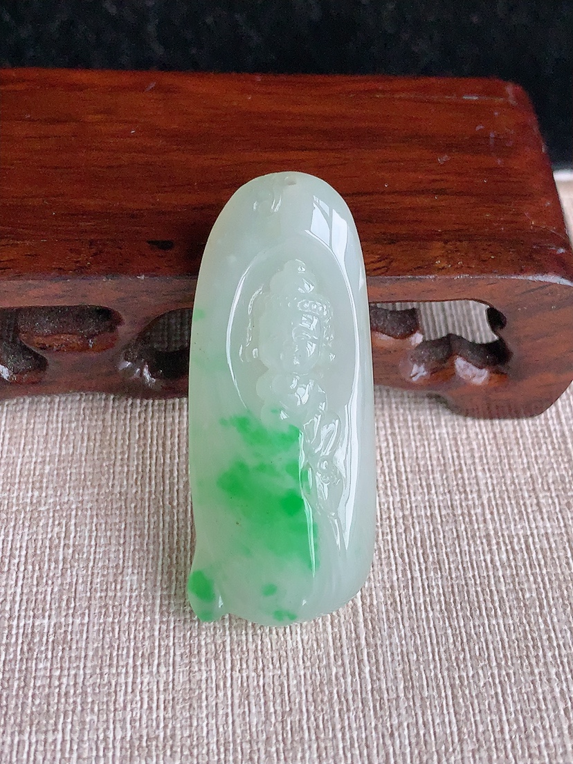 天然A货翡翠飘阳绿宝宝佛吊坠  
尺寸48.2-20.4-11mm 重量17.90g 0415