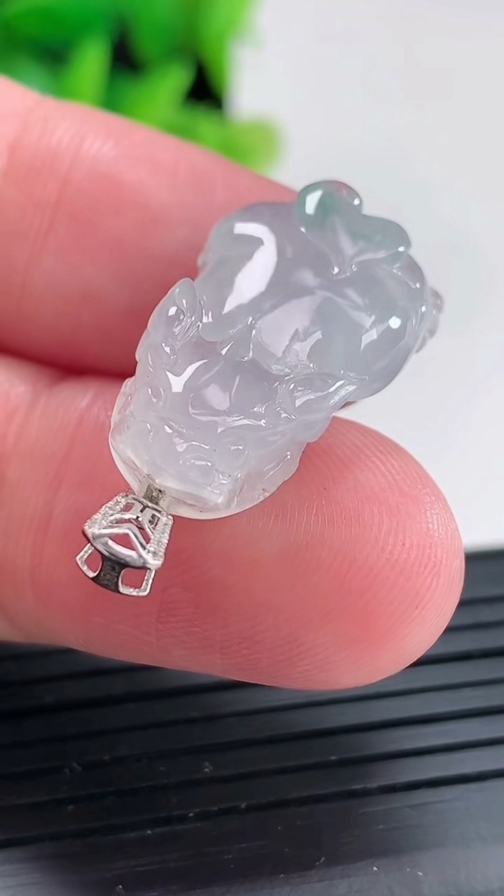 天然A货翡翠种飘花貔貅吊坠尺寸23.5-13.6-5.5重量:3.77g
4月17日