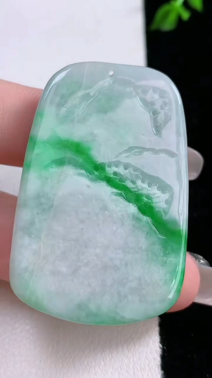 天然A货翡翠山水牌吊坠，尺寸47.5-31-9.2，重:27.44g
4月17日