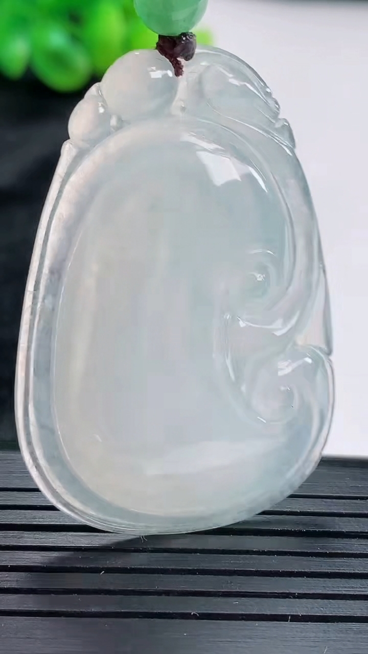 天然A货翡翠如意吊坠尺寸46-32-6重量:15.05g
4月17日