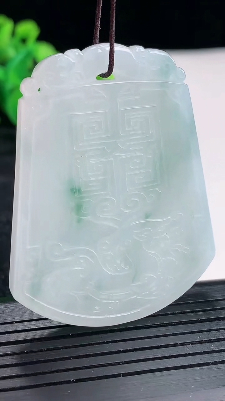 天然A货翡翠飘花仿古龙牌吊坠尺寸53-42.5-5.5重量:30.82g
4月17日