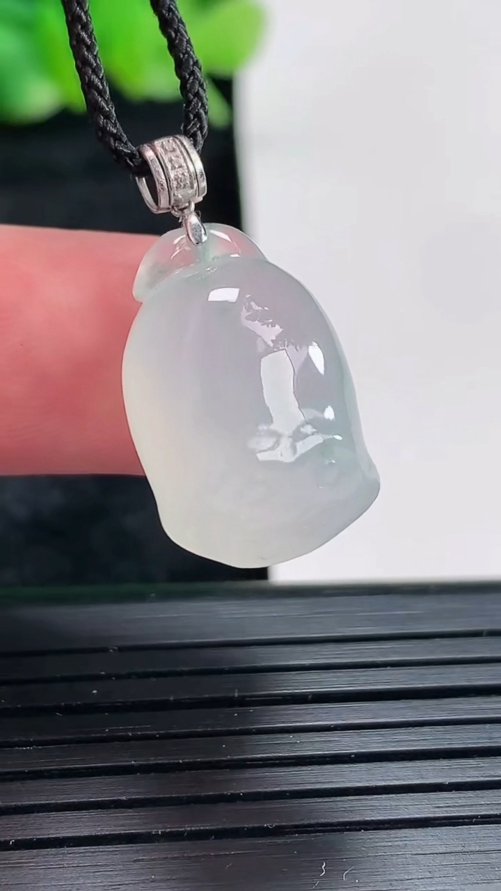 天然A货翡翠18k金飘花莲蓬吊坠尺寸20-13-10重量:4.65g
4月17日