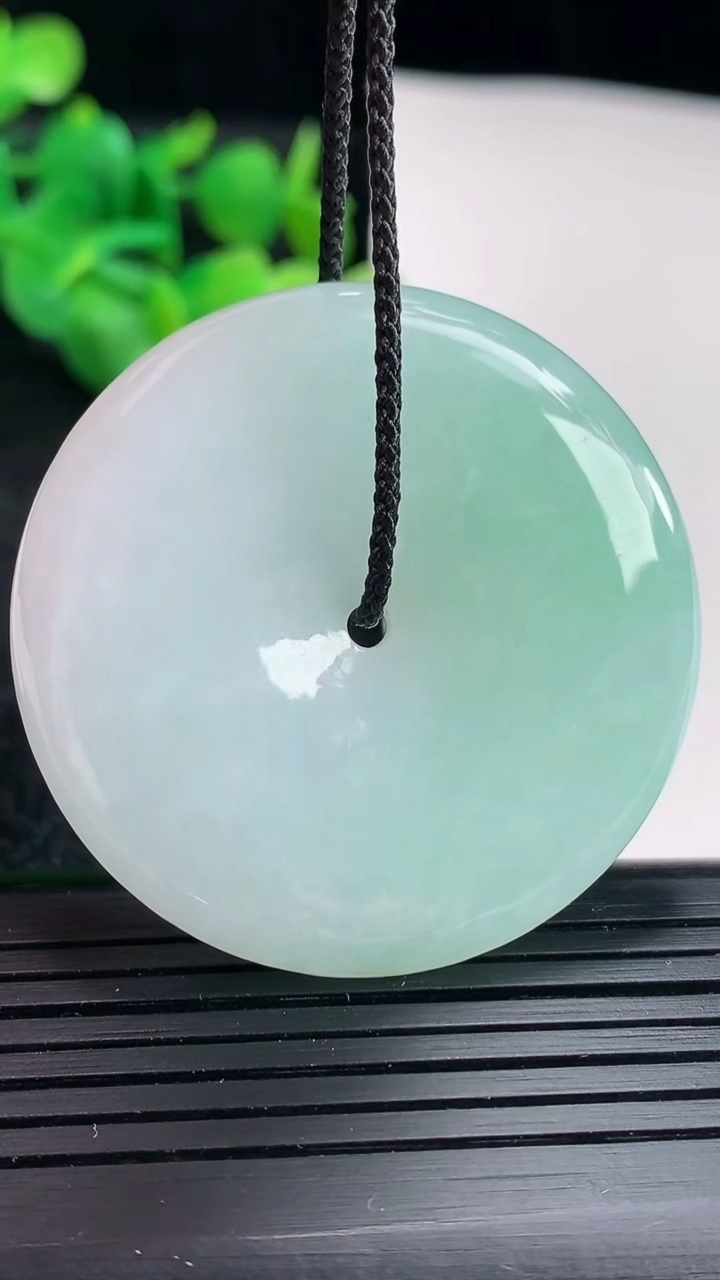 天然A货翡翠平安扣吊坠尺寸42-5.8重量:22.59g
4月17日