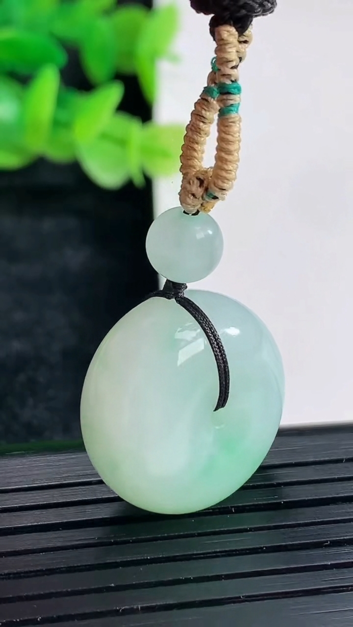 天然A货翡翠路路通吊坠尺寸21-11.5重量:11.91g
4月17日