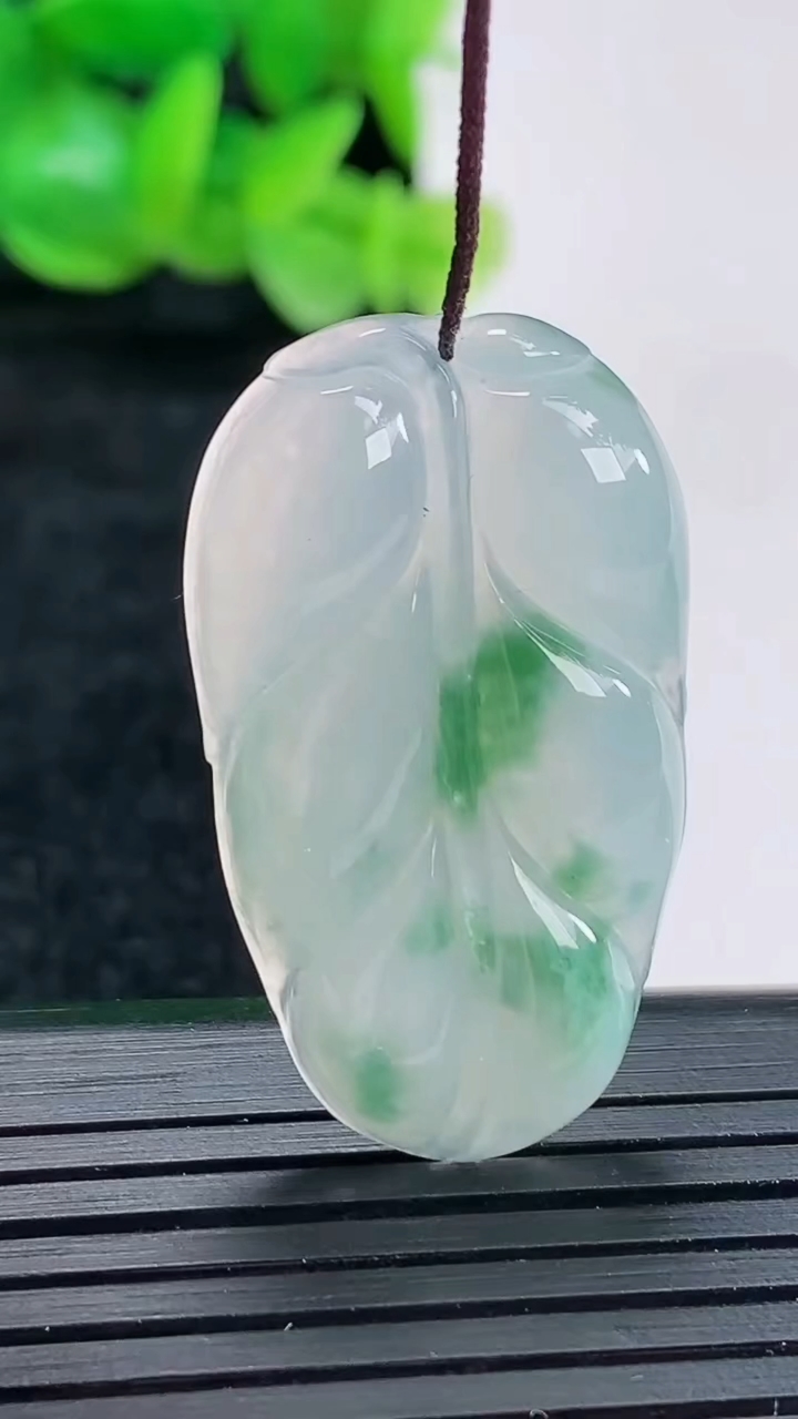 天然A货翡翠飘花金枝玉叶 叶子吊坠尺寸34-20-5重量:6.42g
4月17日
