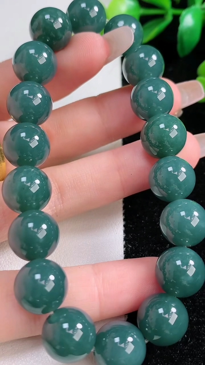 天然A货翡翠圆珠手串，尺寸11.8-18颗，重:50.08g4月17日
工厂直销收藏佳品,种好水足，色泽均匀，有种有色，上手高大气！