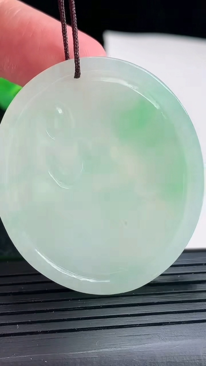 天然A货翡翠普贤菩萨吊坠尺寸48-41.5-5.8重量:22.80g
4月17日