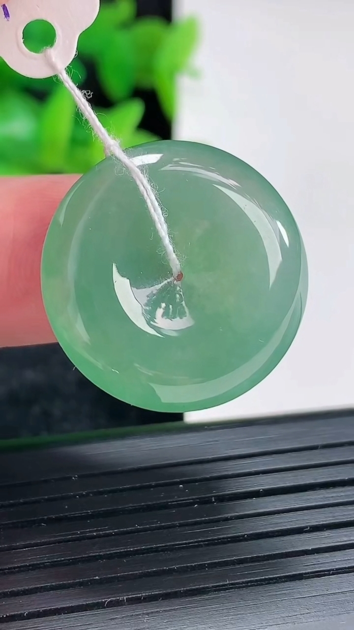 天然A货翡翠平安扣吊坠尺寸23.6-5重量:5.86g
4月17日