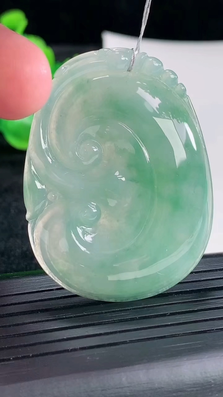 天然A货翡翠飘花如意吊坠尺寸49-37-6.2重量:20.33g
4月17日