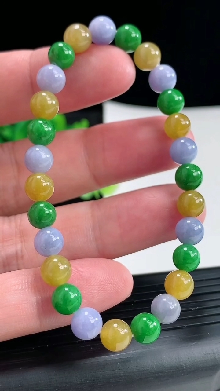 天然A货翡翠三彩圆珠手串尺寸6.6-26颗重量:13.58g4月17日
工厂直销收藏佳品,种好水足，