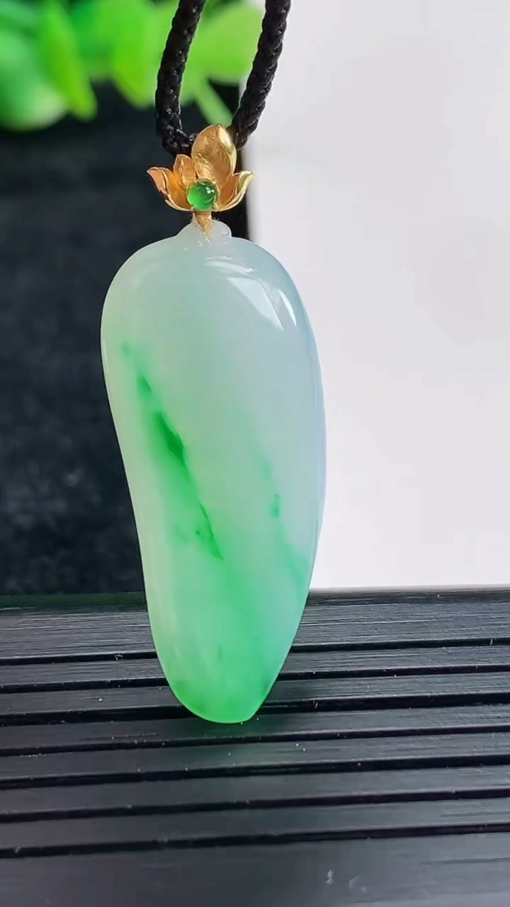 天然A货翡翠福瓜吊坠尺寸29.6-14-3.3重量:3.04g
4月17日