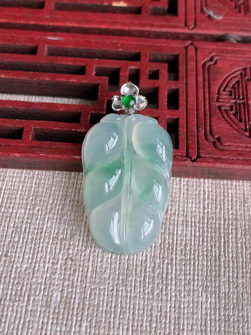天然A货翡翠18K金镶嵌飘花叶子金枝玉叶吊坠 
尺寸34.8-27.5-18.2-5.5mm 重量5